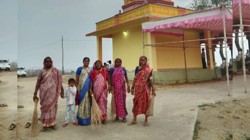 Rahibai Popere : पद्मश्री राहीबाई पोपेरे रमल्या ग्राम स्वच्छतेच्या कामात